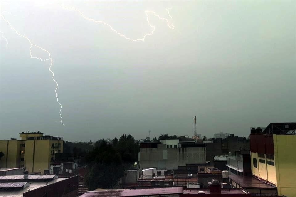 Al sur de la Ciudad se registra una intensa actividad eléctrica; la alerta roja fue activada por la SGIRPC.