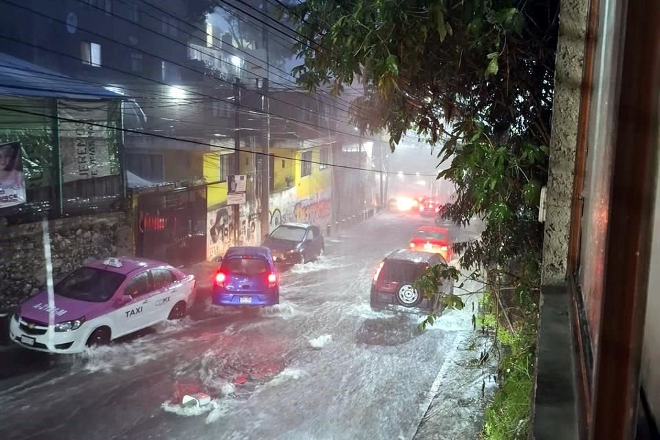 En Xochimilco, las lluvias provocaron que el agua se acumulara en vialidades.