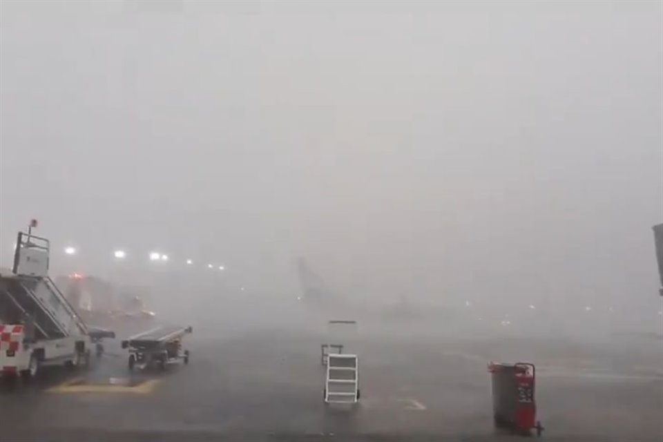 Operaciones en el AICM resultaron afectadas por las fuertes lluvias, por lo que aerolíneas suspendieron temporalmente aterrizajes y despegues desde la terminal.