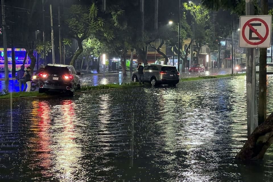 Canal de Miramontes, frente a la Alameda del Sur, resultó afectada por la acumulación de agua.