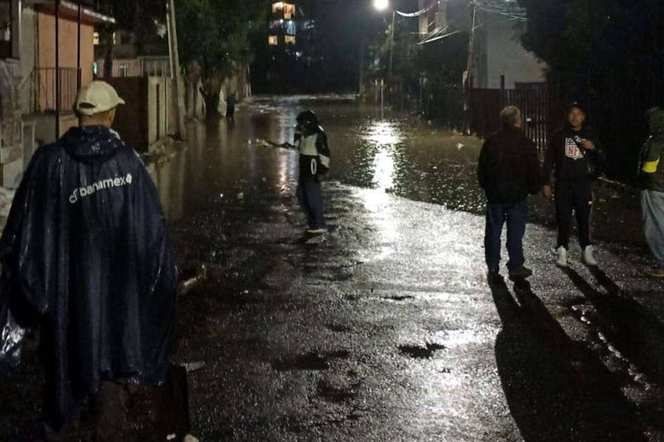 Luego de que se registró un deslave, personal del Municipio rescató a tres personas.