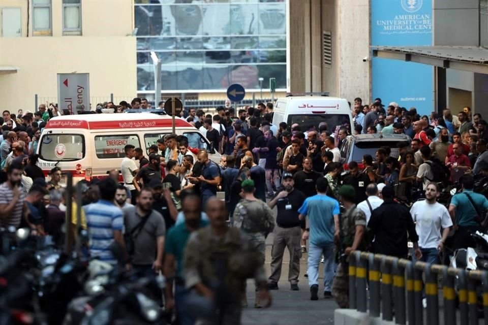 Cientos de personas resultaron heridas cuando los dispositivos de búsqueda de miembros de Hezbolá explotaron simultáneamente en todo el Líbano.