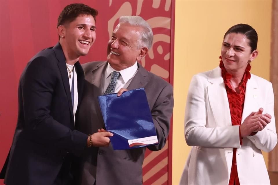 El Presidente Andrés Manuel López Obrador entregó premios económicos a participantes y medallistas de los Juegos Olímpicos y Paralímpicos.