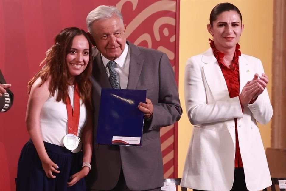 El Presidente Andrés Manuel López Obrador entregó premios económicos a participantes y medallistas de los Juegos Olímpicos y Paralímpicos.