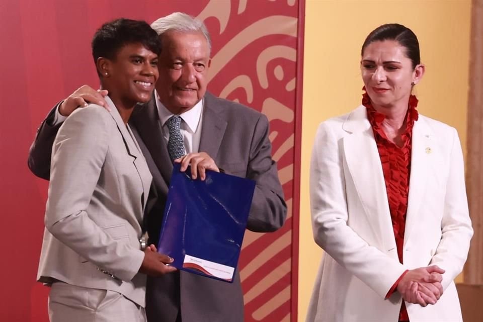 El Presidente Andrés Manuel López Obrador entregó premios económicos a participantes y medallistas de los Juegos Olímpicos y Paralímpicos.