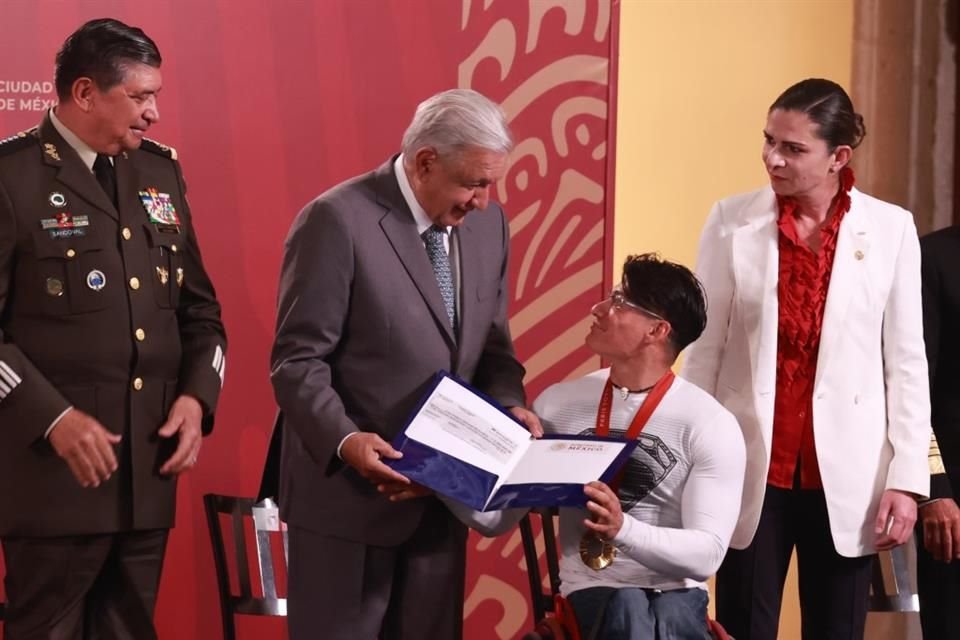 El Presidente Andrés Manuel López Obrador entregó premios económicos a participantes y medallistas de los Juegos Olímpicos y Paralímpicos.