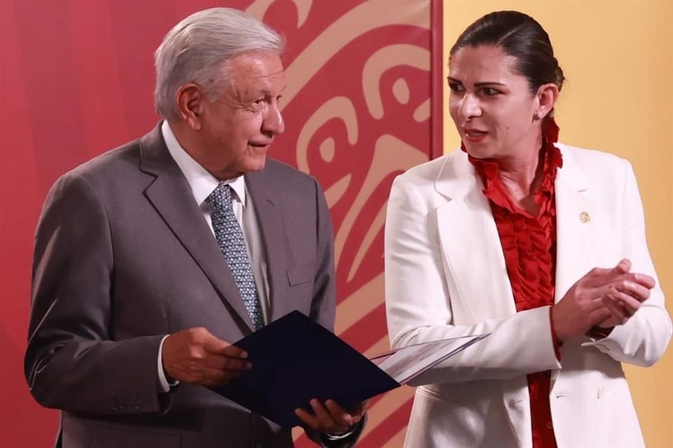 El Presidente Andrés Manuel López Obrador entregó premios económicos a participantes y medallistas de los Juegos Olímpicos y Paralímpicos.