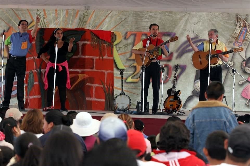 Con el grupo Los Hermanos Rincón, Valentín enriqueció el cancionero para niñas y niños de Iberoamérica. En la imagen durante una presentación en Festinarte 2007.