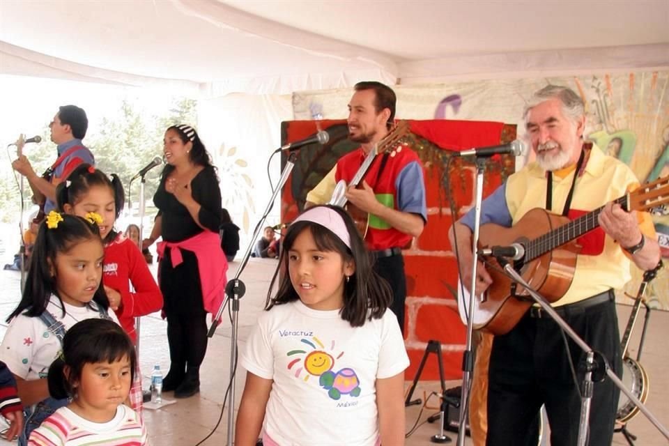 Valentín Rincón también escribió varios libros infantiles en colaboración con la escritora Cuca Serratos, su compañera de vida.