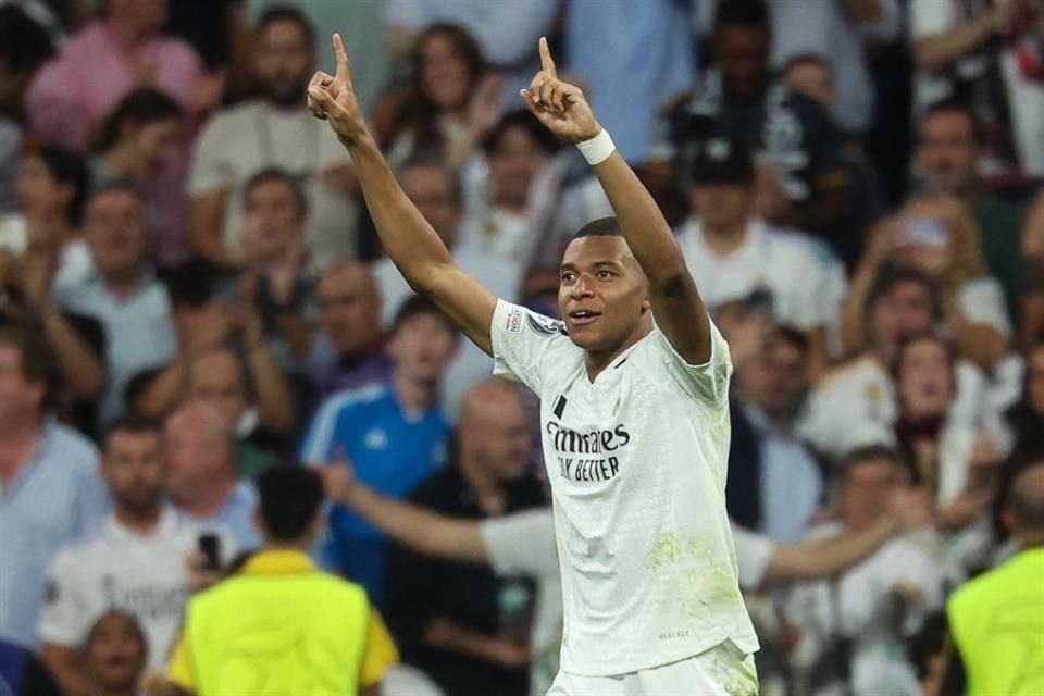 Kylian Mbappé festeja el primer gol.