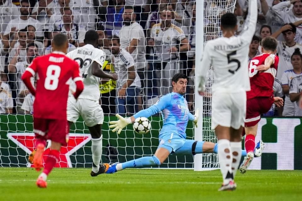 Thibaut Courtois salvó en varias ocasiones al Real Madrid.