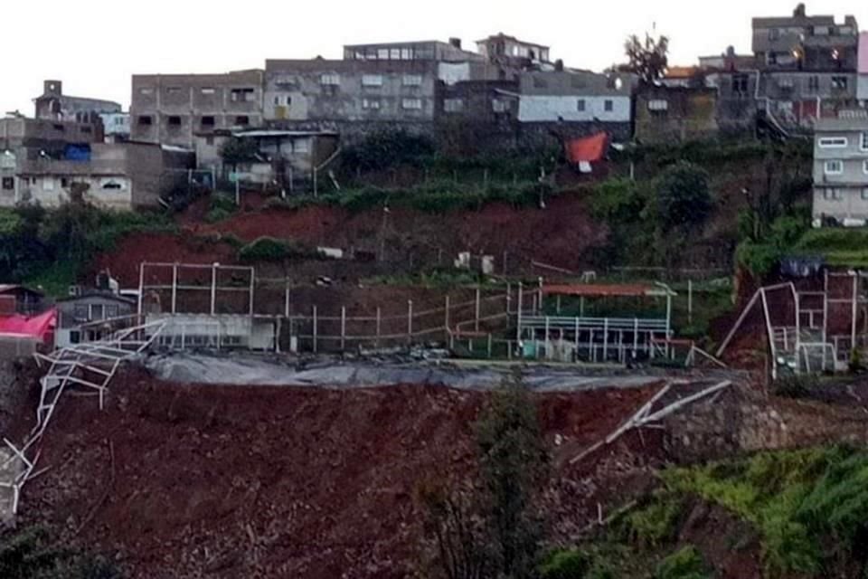 Después de las intensas lluvias de ayer, se registró un nuevo deslizamiento de un cerro en la Colonia San Francisco Chimalpa, donde un bombero murió.