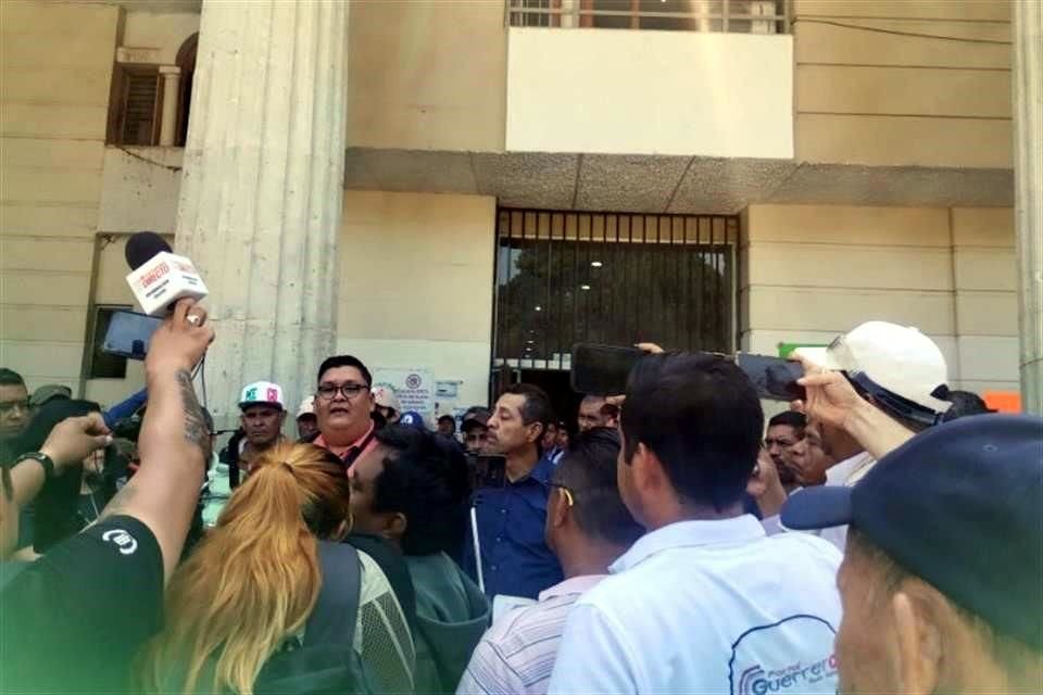 Líderes de 18 comunidades de Chilpancingo, quienes piden separarse de la capital estatal por presunto abandono, realizaron este martes protestas.