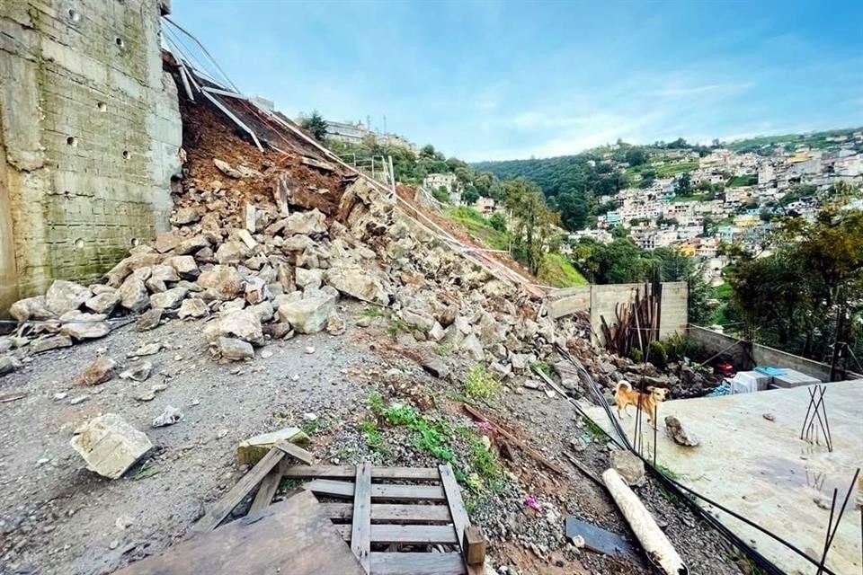 Primeras versiones señalan que la víctima era un fotógrafo de Protección Civil y Bomberos, quien al acudir a cubrir el caso cayó.