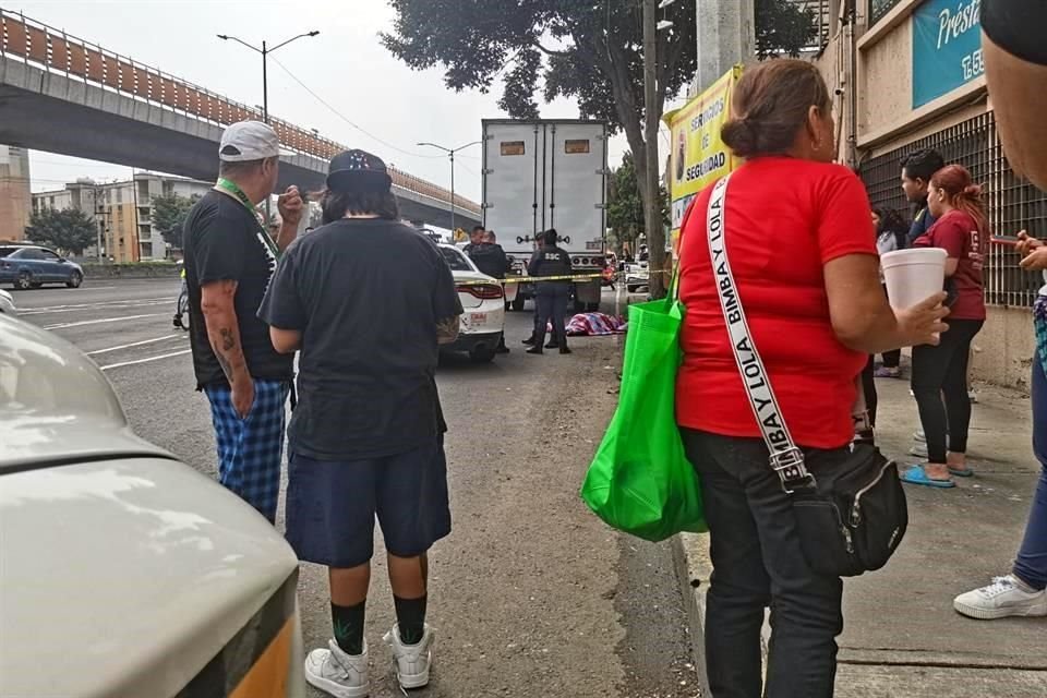 El accidente ocurrió luego de que un camión de carga embistió a una camioneta estacionada, donde estaba recargado el hombre.