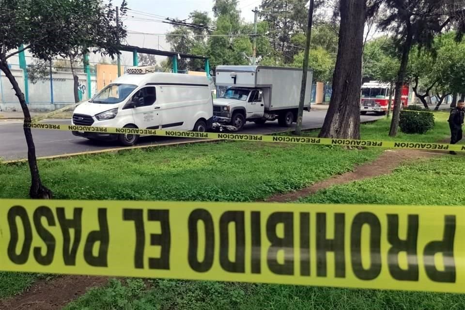 La motocicleta quedó prensada entre dos camionetas de carga.