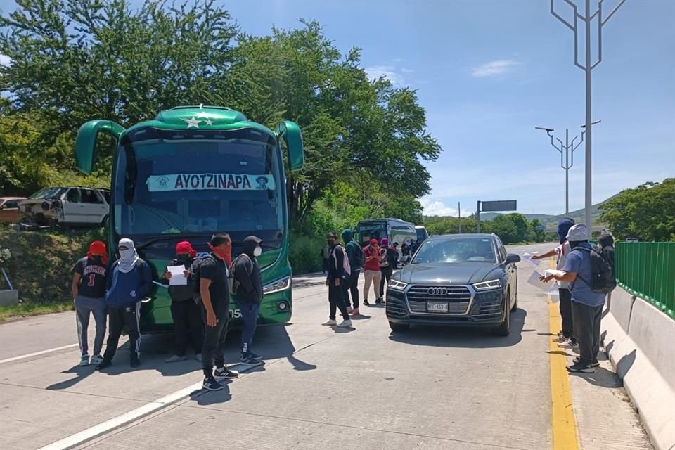 Un grupo de estudiantes de escuela normal en Ayotzinapa cerró autopista del Sol y se llevó 7 autobuses en exigencia de justicia para los 43.