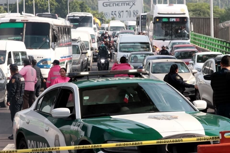 Uno de los carriles de la vialidad permaneció cerrado a la circulación, por lo que el tráfico se vio afectado en ese tramo.