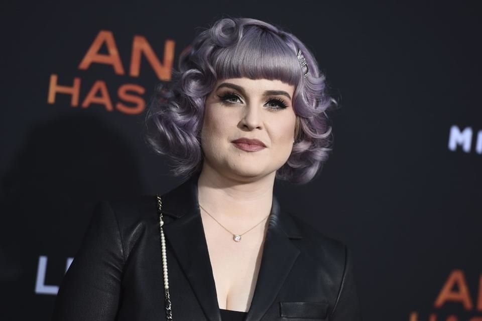 La actriz y cantante Kelly Osbourne cuenta en un nuevo documental cómo médicos de Hollywood le recetaban ban Vicodín y Oxy a sus 13 años.