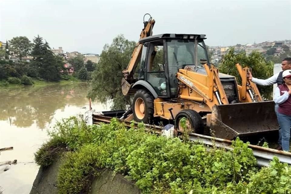 Tras un incremento en el nivel de agua de la Presa Los Cuartos por las fuertes lluvias y una obstrucción en el drenaje, se ha presentado derrame de agua.