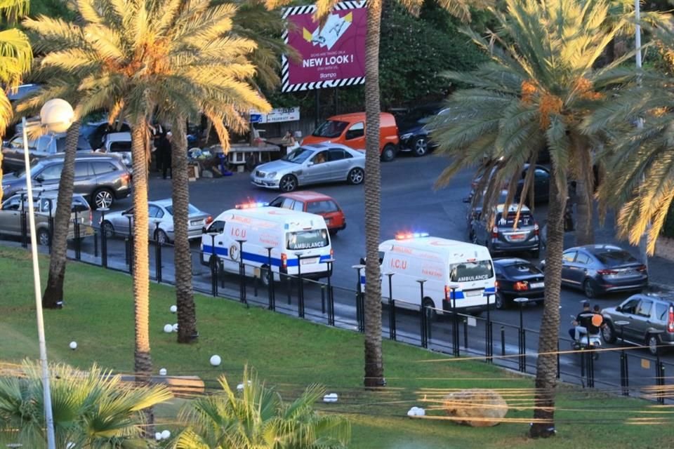 Ambulancias llevan al hospital a personas heridas tras la explosión de bipers de Hézbola, en Líbano.