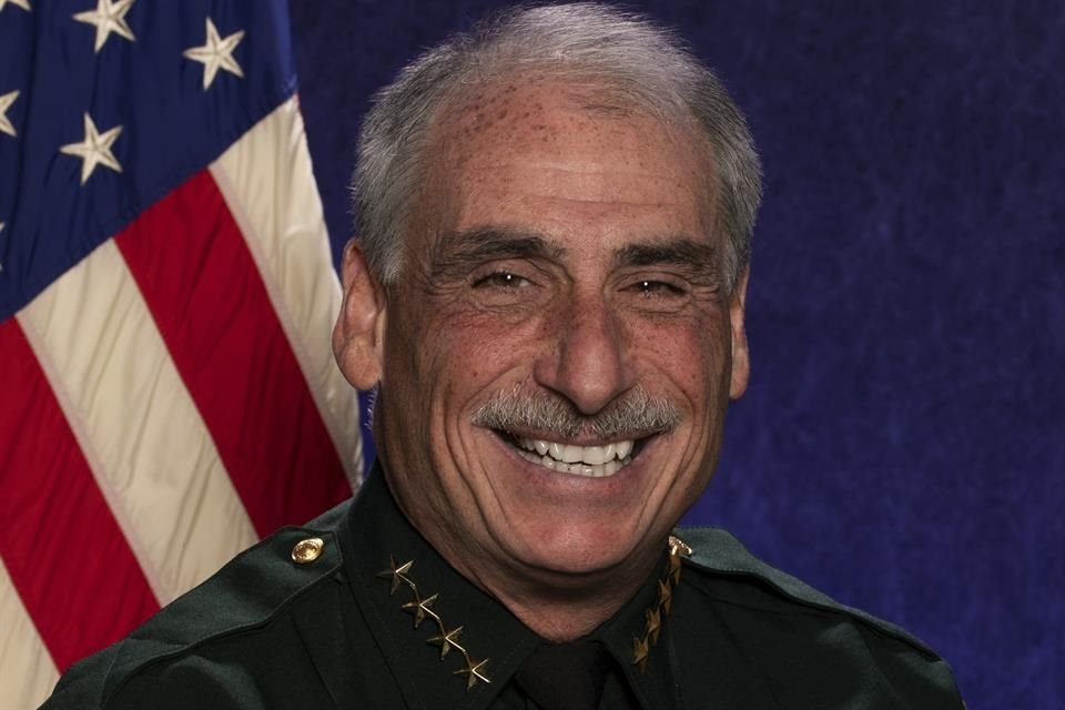 El Sheriff Mike Chitwood publicó una foto policíaca de un menor y su video de su detención.