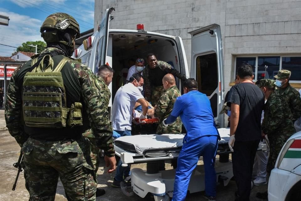 Paramédicos trasladan a un soldado herido durante un ataque del ELN in Arauca, Colombia.