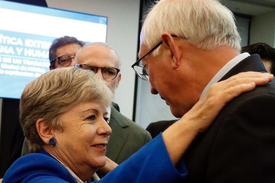 A la despedida de la Canciller Bárcena acudió el Embajador Ken Salazar.