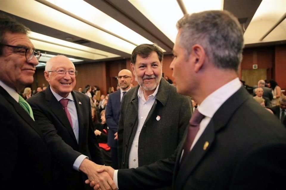 Los senadores Alejandro Murat y Gerardo Fernández Noroña saludaron al Embajador estadounidense.