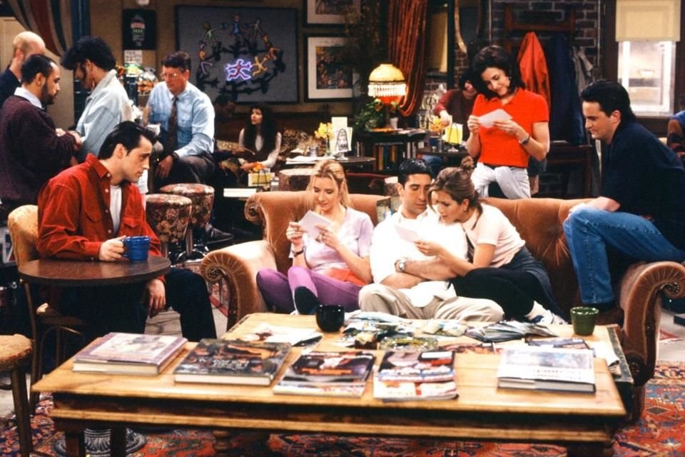 La firma especializada Julien's Auction subastará artículos preciados de la mítica serie 'Friends', con motivo de su 30 aniversario.