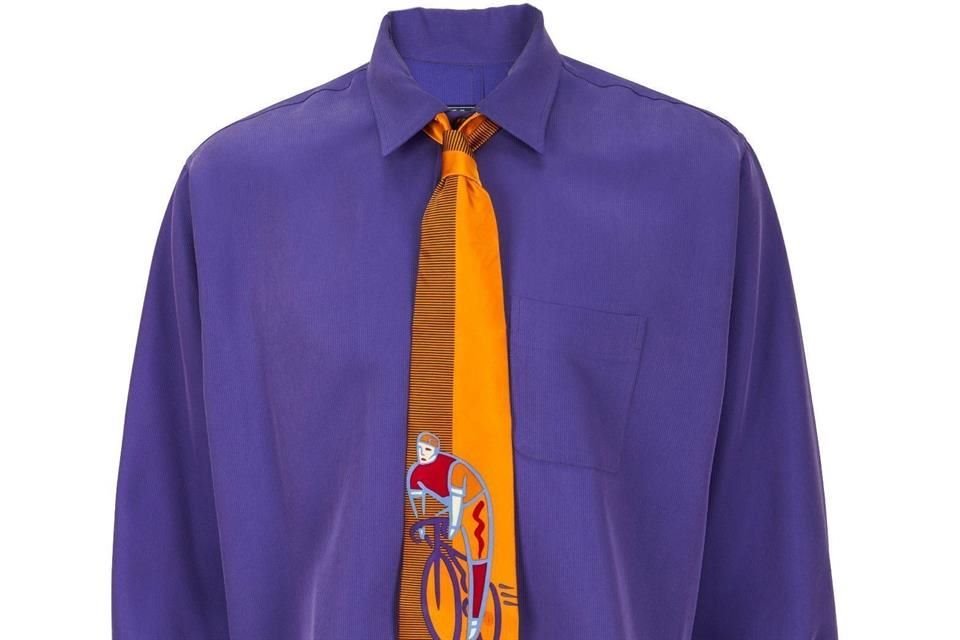 Camisa morada y corbata naranja con figuras de Gunther.