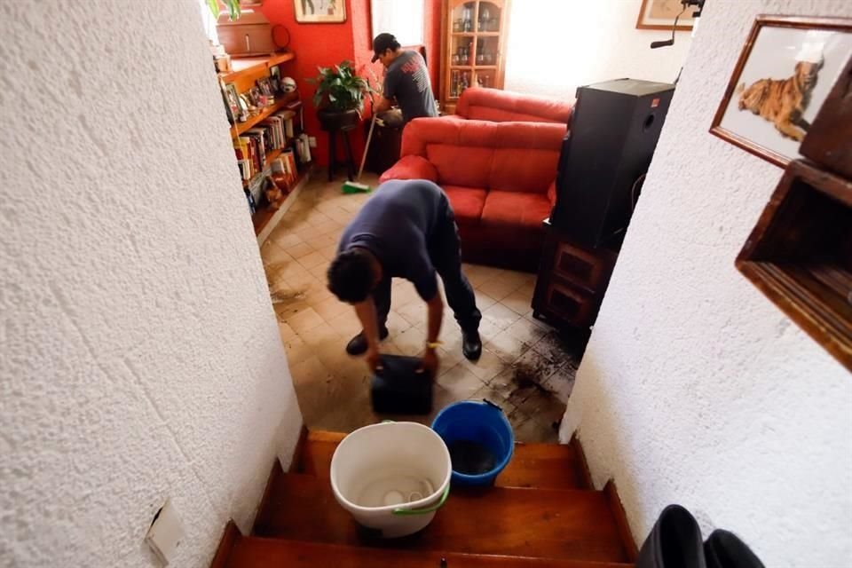 Casas ubicadas en Calle Las Fuentes, colonia Toriello Guerra registraron inundaciones en su interior.