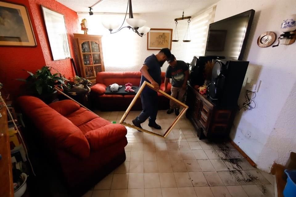 Casas ubicadas en la Calle Las Fuentes, en la Colonia Toriello Guerra, registraron inundaciones al interior.