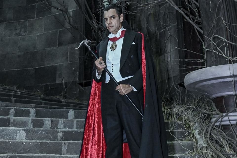 El actor Eugenio Derbez ahora es Drácula en la serie cómica '...Y Llegaron de Noche', que ViX estrenará el 4 de octubre.