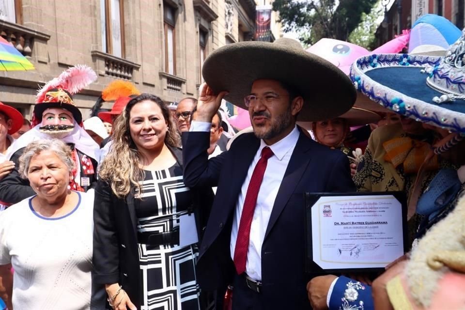 Afuera era esperado por simpatizantes a quienes saludó afuera del recinto.