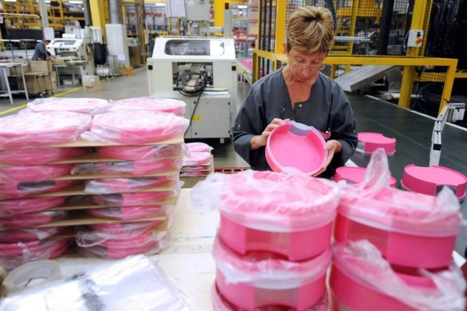 Según el acuerdo, los prestamistas de Tupperware pagarán 23.5 millones de dólares en efectivo y canjearán 63.8 millones en deuda que tienen por propiedad. 