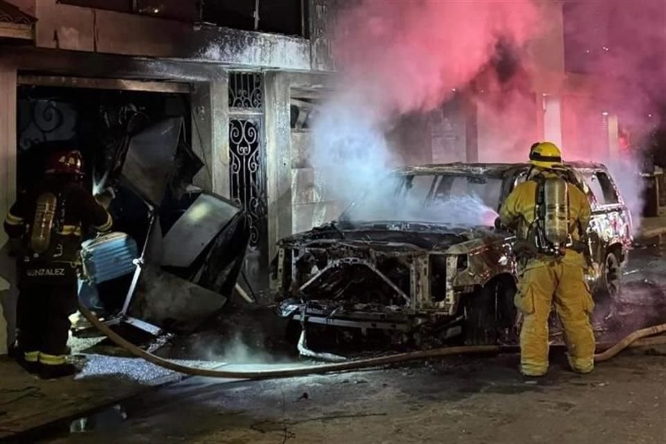 La unidad quemada era una camioneta Chevrolet Suburban blanca.