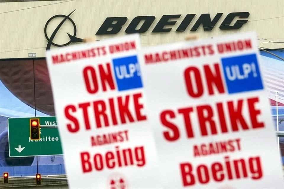 Trabajadores de Boeing sostienen letreros de huelga durante una protesta luego de que miembros sindicales rechazaron una oferta de contrato, el domingo 15 de septiembre de 2024, cerca de la fábrica de la compañía en Everett, Washington. 