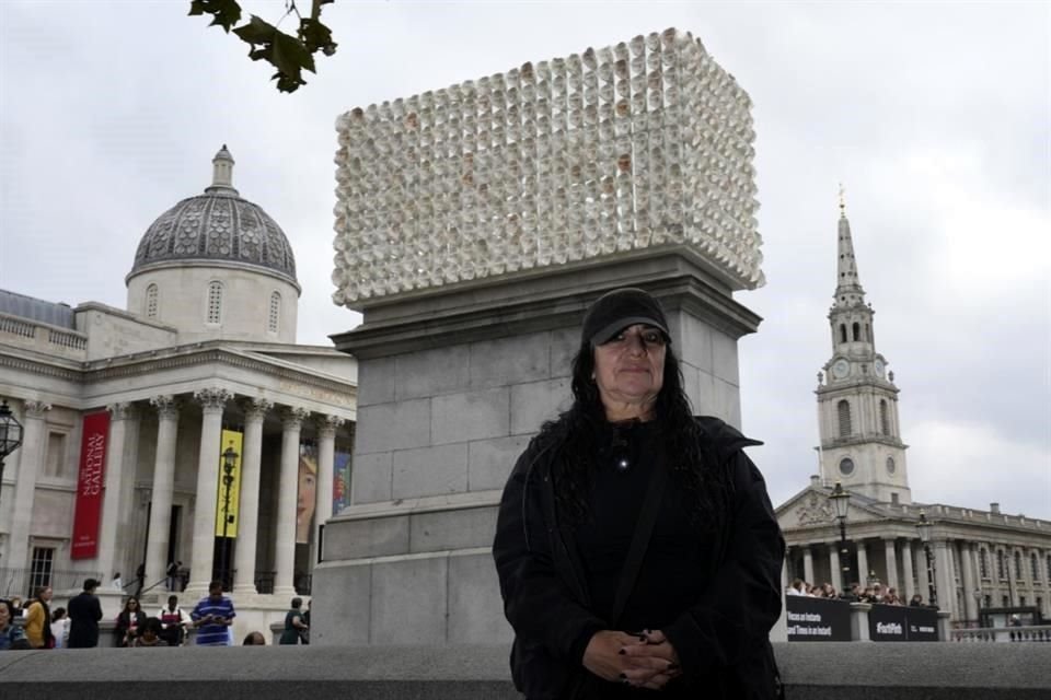 La artista mexicana Teresa Margolles reveló este miércoles la escultura 'Mil veces un instante' en la famosa Trafalgar Square de Londres.