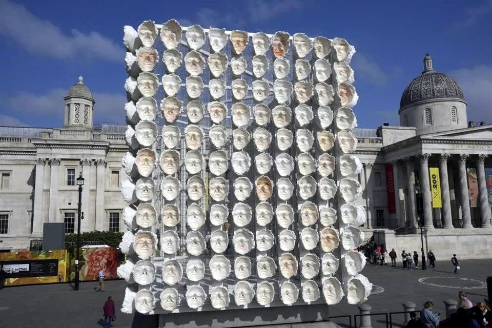 'A Thousand Times an Instant' measures 2.5 meters high and weighs 3.3 tons.