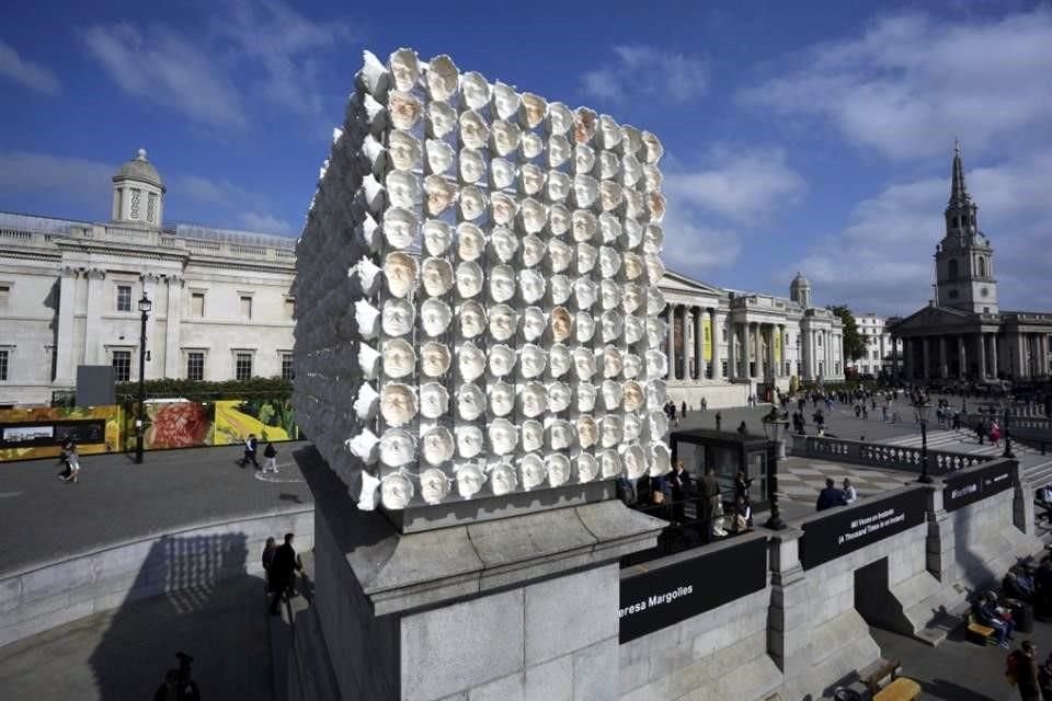 La escultura, en la que Margolles trabajó a partir de 2021, está compuesta de moldes de yeso con los rostros de 726 personas transgénero y no binarias.