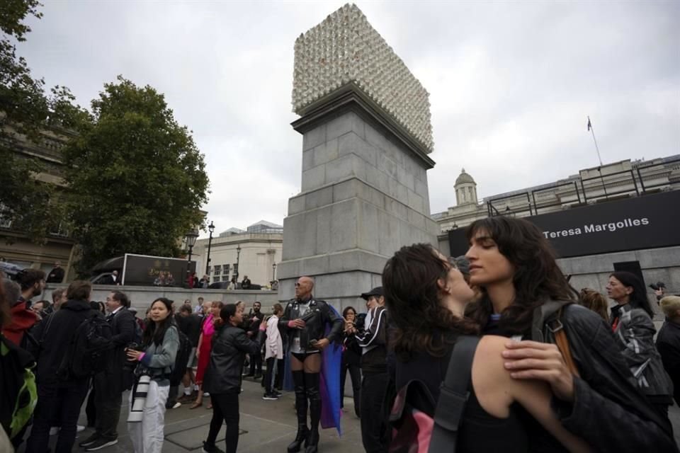 Durante la develación de la obra de Margolles se dieron cita colectivos de la comunidad trans en Londres.