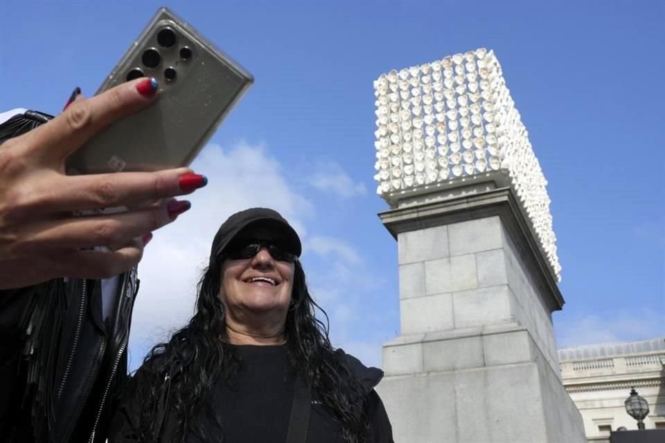 Con la obra, Margolles resalta los derechos de la comunidad, con rostros de personas trans de Reino Unido y México.