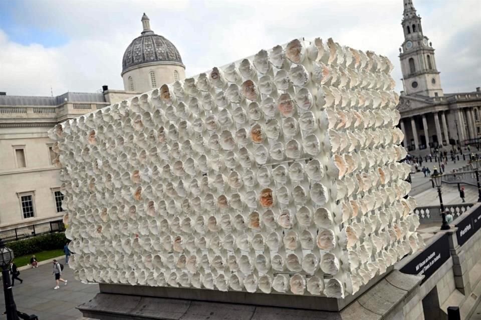 Debido a los materiales usados en la obra, yeso y agua, la escultura de Margolles cambiará de forma en los dos años en los que está programada su presencia en Trafalgar Square.