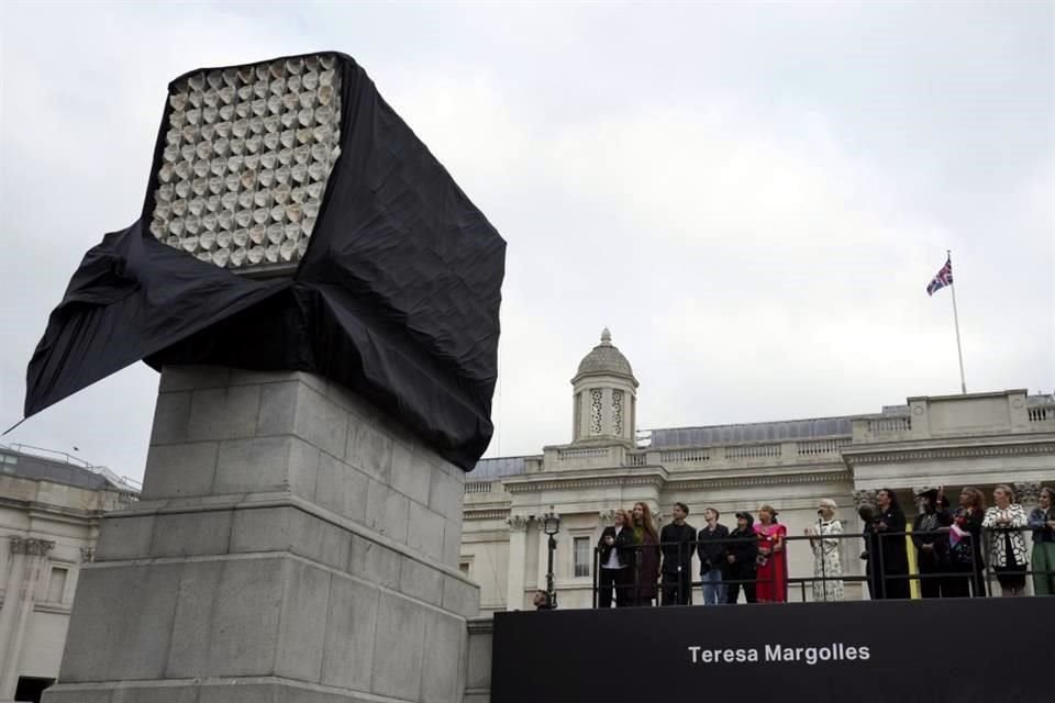 La escultura fue develada en presencia de autoridades del Ayuntamiento de Londres, que comisionó la obra, ubicada frente a la  National Gallery.