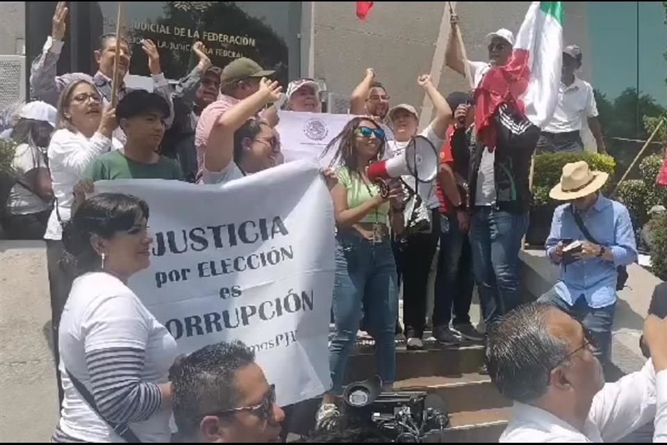 Los manifestantes han dirigido un buen número de sus consignas al consejero Sergio Javier Molina Martínez, quien en la sesión del pasado 23 de agosto dio voto con reservas en favor de la suspensión.