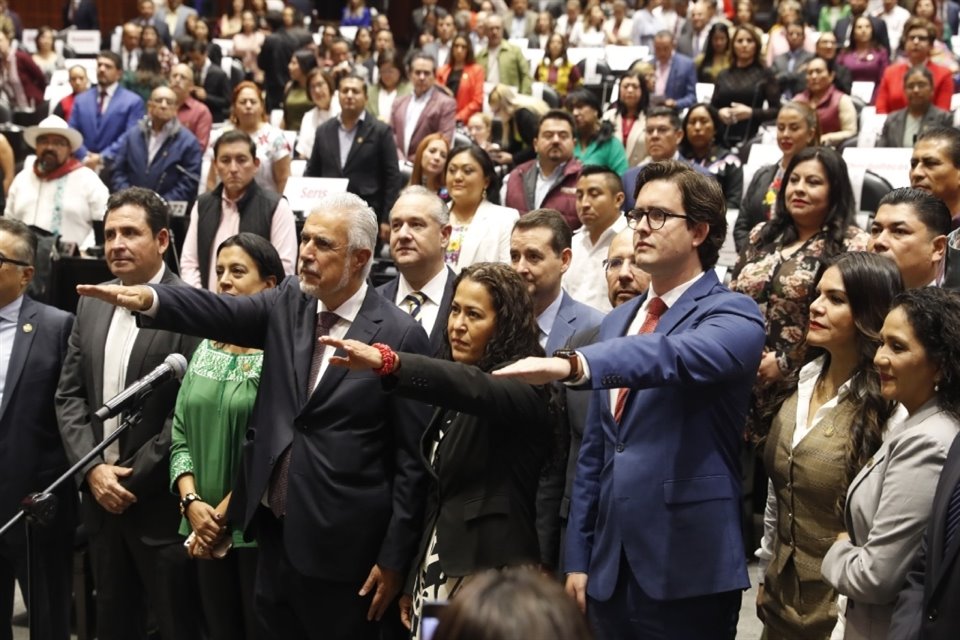 Sebastián Ebrard Lestrade, sobrino del ex Canciller, Marcelo Ebrard, rindió protesta este miércoles como diputado federal.