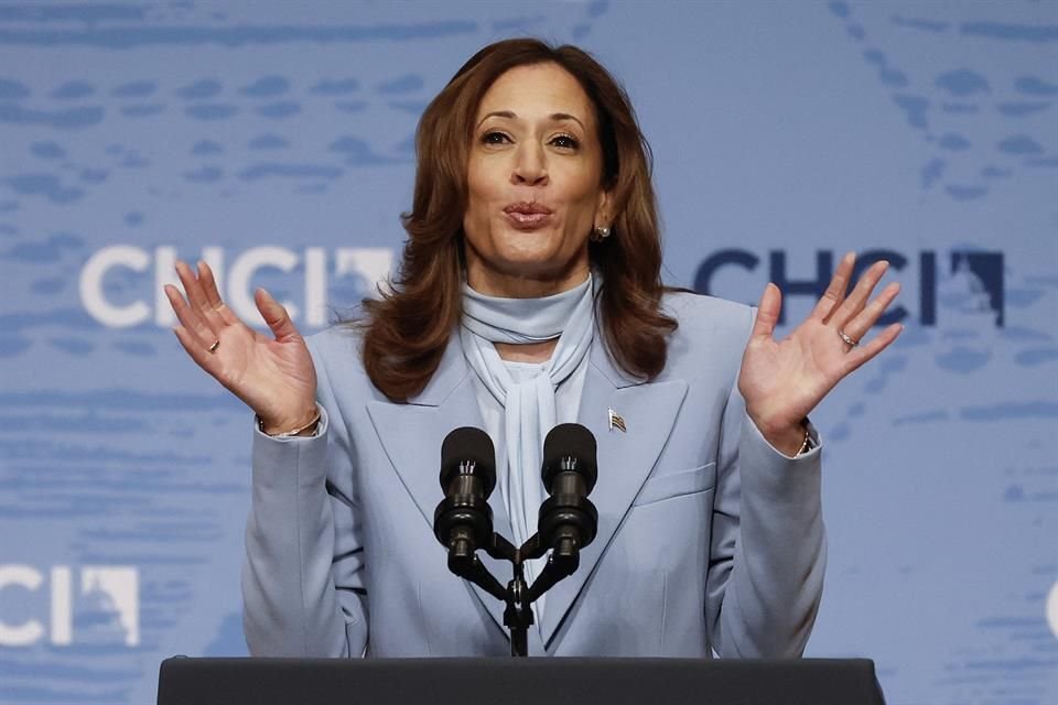 La Vicepresidenta Kamala Harris habla frente al Instituto del Caucus Hispano del Congreso en Washington.