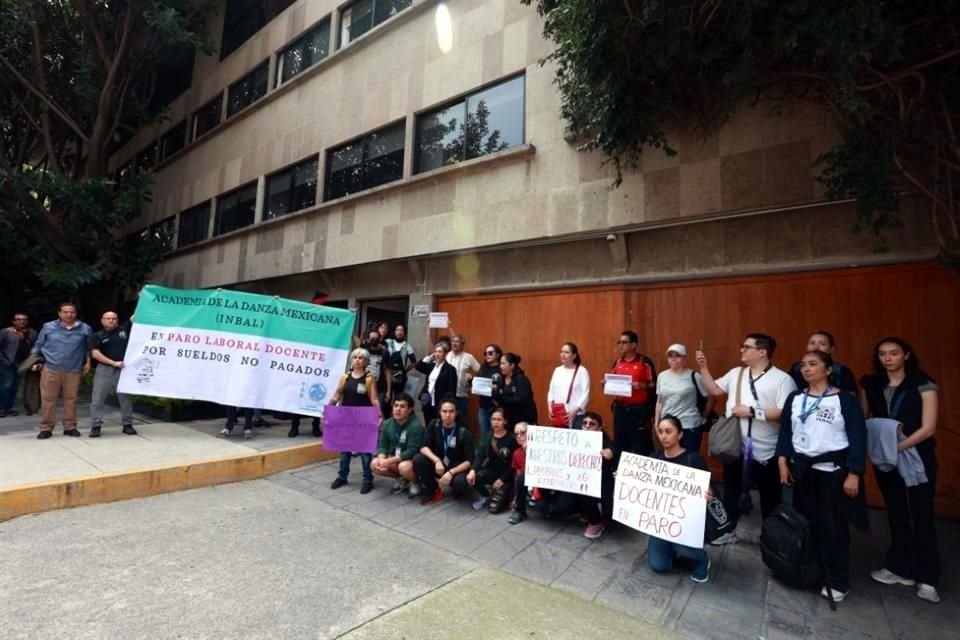 Un grupo de representantes de los docentes que no han recibido su pago se manifestaron este miércoles afuera de las oficinas del INBAL en el CCB.