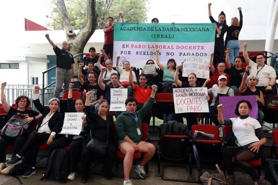 Los docentes de la Academia de la Danza Mexicana se declararon en paro desde la semana pasada.